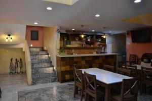 un restaurante con mesa y sillas y un bar en Hotel Boutique Casa Abuela Maria, en Oaxaca City