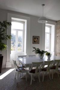 comedor con mesa blanca y sillas en Casa de Lemos en Sobradelo da Goma