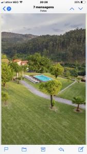 vistas a un patio con piscina en Casa de Lemos en Sobradelo da Goma