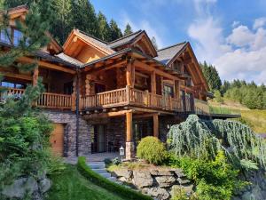 una casa di tronchi con terrazza perimetrale di Chalet Caprea a Bad Kleinkirchheim
