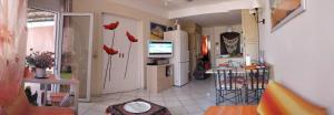 a room with a kitchen and a living room at Sardegna per 5 in Isola Rossa
