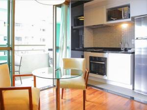 cocina con mesa y sillas en una habitación en Flat no Brooklin 186, en São Paulo