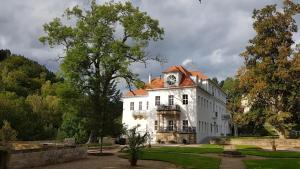 een gebouw met een klok erop bij Schloss Prossen in Bad Schandau