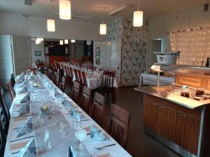 a dining room with a long table and chairs at Tohninmäen Talo in Töysä