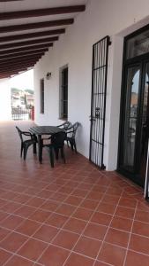 un patio con mesa y bancos en un edificio en Aparthotel Can Gallart, en Santa Coloma de Farners