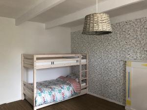 a bedroom with a bunk bed and a pendant light at Jolie maison au port de l’Ile Tudy in Île-Tudy