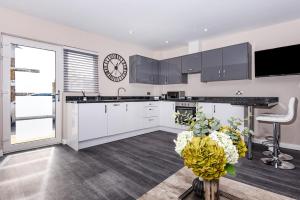 Η κουζίνα ή μικρή κουζίνα στο Magna House +10 φωτογραφίες