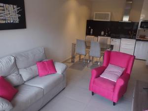 sala de estar con sofá y 2 sillas en Apartamentos Borizu Playa, en Barro de Llanes