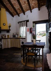 Il comprend une cuisine équipée d'une table, d'une table et d'un réfrigérateur. dans l'établissement Mirador de Fuentes, à Fuentes de León