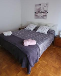 a bedroom with a large bed with two towels on it at Apartamento Ayuntamiento in Logroño