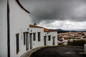 un edificio blanco con ventanas laterales en Mirador de Fuentes, en Fuentes de León