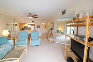 ein Wohnzimmer mit blauen Stühlen und einem Sofa in der Unterkunft Ocean Village Club O36 in St. Augustine