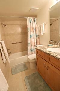 ein Bad mit einer Dusche, einem WC und einem Waschbecken in der Unterkunft Ocean Village Club O36 in St. Augustine