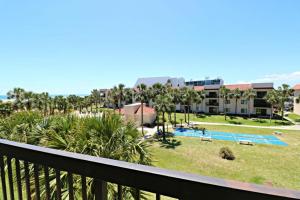 - une vue sur la piscine depuis le balcon du complexe dans l'établissement Ocean Village Club Q33, à Saint Augustine