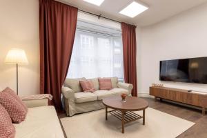 - un salon avec un canapé et une grande fenêtre dans l'établissement CENTRAL by Kyosai, à Bilbao