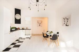 cocina y comedor con mesa y sillas en Legnica Apartament 82m2 Delux 5, en Legnica
