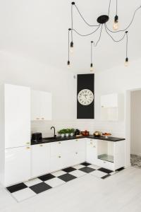 萊格尼察的住宿－Legnica Apartament 82m2 Delux 5，厨房铺有黑白的格子地板。