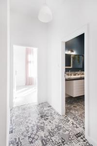Baño blanco con espejo y lavabo en Legnica Apartament 82m2 Delux 5, en Legnica