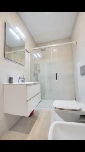 a bathroom with a toilet and a sink and a shower at TURISMO LOS LANCES TARIFA( PARKING GRATUITO) in Tarifa