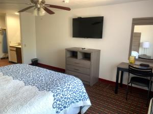Кровать или кровати в номере Guest House Inn Medical District near Texas Tech Univ