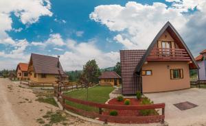 ein Haus mit einem Zaun davor in der Unterkunft Mountain house Popović Tara in Bajina Bašta