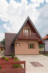 une maison avec un toit en métal dans l'établissement Mountain house Popović Tara, à Bajina Bašta