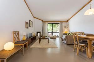 uma sala de estar com uma mesa e um sofá em 1Bed Apart Quinta do Lago em Almancil