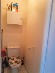un piccolo bagno con servizi igienici e sedile puzzle di Cœur de Ville a Rochefort