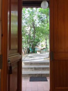 una puerta abierta con vistas a un patio en Villa delle Rose - Hotel Paradiso en Amandola