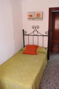 マラガにあるApartamento Plaza Reinaのベッドルーム1室(赤い枕付きのベッド1台付)