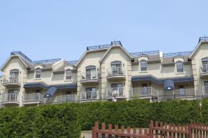 ein großes Apartmenthaus mit einer Reihe von Balkonen in der Unterkunft Appart-hôtel Villégiature Saint-Sauveur in Piedmont