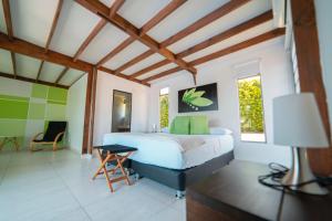 1 dormitorio con 1 cama extragrande y escritorio en Hotel Syvanna Wellness and Spa, en Pereira