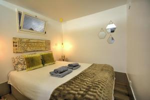 Ein Bett oder Betten in einem Zimmer der Unterkunft Traditional Apartment with a Terrace, AC and Fast Internet