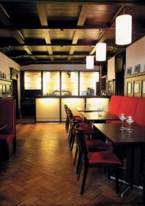 une salle à manger avec des tables et des chaises dans un restaurant dans l'établissement Maris Hotel, à Steinhude