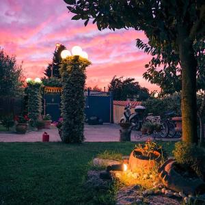 LabicoにあるIl Bacio e La Nocciolaの日没時の庭の炉付き庭園