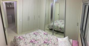 A bed or beds in a room at Apartamento Super Aconchegante