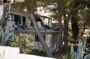 une maison avec des arbres et des chaises sur le balcon dans l'établissement Holiday home Vlasta - near sea, à Primošten