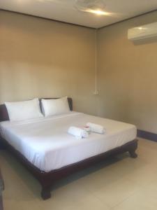 ein Schlafzimmer mit einem Bett mit zwei Handtüchern darauf in der Unterkunft Lebijou Guesthouse - Konesavath in Don Det
