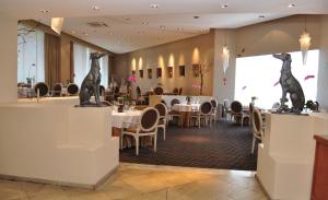 Un restaurante u otro lugar para comer en Royal Pedregal