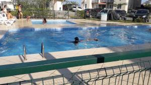 Hồ bơi trong/gần Casa Exclusiva a 400 Metros da Praia em Manguinhos - Condomínio com Vigilância 24hs