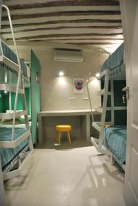 Zimmer mit 2 Etagenbetten und einem Schreibtisch in der Unterkunft Apartamento NAO MALASAÑA - GRAN VIA in Madrid