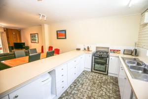 
A kitchen or kitchenette at Cedar Holiday Units - Apartment 1
