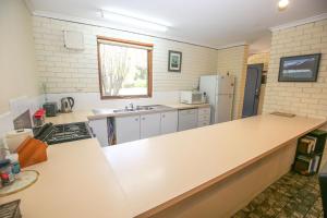 
A kitchen or kitchenette at Cedar Holiday Units - Apartment 1
