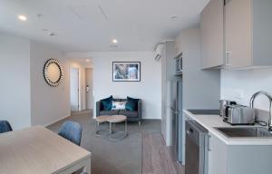 Ramada by Wyndham Queenstown Central的厨房或小厨房