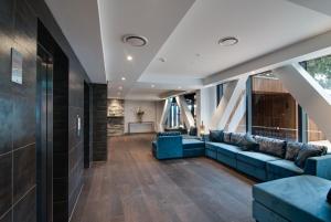 Ramada by Wyndham Queenstown Central的休息区