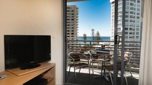 TV a/nebo společenská místnost v ubytování Swell Resort Burleigh Heads
