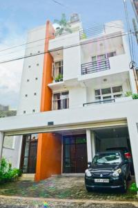 un coche aparcado frente a un edificio en Furnished apartment at Colombo suburbs Nawala, en Rajagiriya