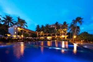 Bazén v ubytování Hon Rom Central Beach Resort nebo v jeho okolí