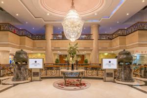 a lobby with a table and a chandelier at Grand Metropark Hotel Hangzhou in Hangzhou