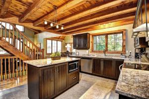 cocina grande con techos de madera y encimeras de madera en 36- Chalet à louer à Stoneham, en Stoneham